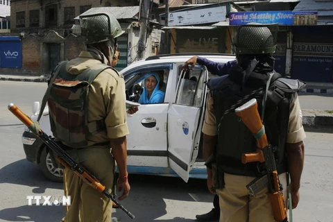 Binh sỹ Ấn Độ kiểm tra an ninh tại Srinagar, thủ phủ mùa Hè của khu vực Kashmir ngày 12/8 vừa qua. (Ảnh: EPA/TTXVN)