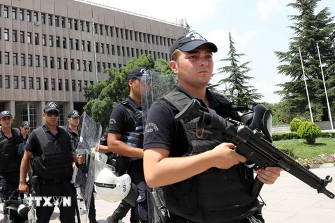 Cảnh sát Thổ Nhĩ Kỳ chống bạo động. (Ảnh: AFP/TTXVN)