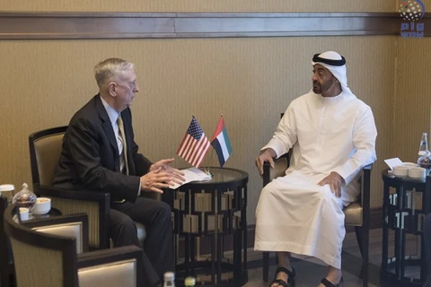Phó Tư lệnh tối cao Lực lượng vũ trang UAE Sheikh Mohamed Bin Zayed Al-Nahyan và Bộ trưởng Quốc phòng Mỹ James Mattis. (Nguồn: wam)