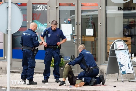 Cảnh sát Phần Lan điều tra tại hiện trường vụ tấn công bằng dao tại Turku. (Ảnh: EPA/TTXVN)