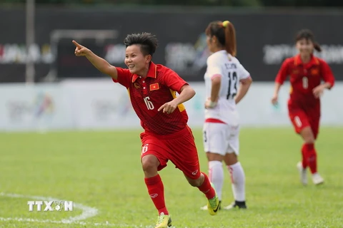 Niềm vui của cầu thủ Nguyễn Thị Bích Thùy (số 16-Việt Nam) sau khi ghi bàn thắng. (Ảnh: Quốc Khánh/TTXVN)
