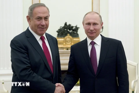 Tổng thống Nga Vladimir Putin (phải) và Thủ tướng Israel Benjamin Netanyahu (trái). (Ảnh:AFP/TTXVN)