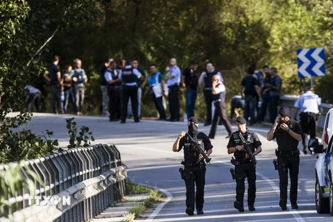 Cảnh sát Tây Ban Nha phong tỏa hiện trường nghi phạm Younes Abouyaaqoub bị bắn hạ tại Subirat ngày 21/8 vừa qua. (Ảnh: EPA/TTXVN)