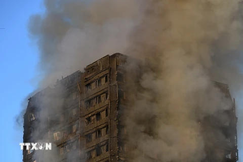 Khói bốc lên từ tòa chung cư Grenfell Tower bị cháy ở London ngày 14/6 vừa qua. (Ảnh: EPA/TTXVN)
