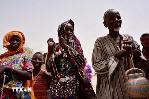 Các gia đình mất nhà cửa do những cuộc tấn công của nhóm khủng bố Boko Haram tại trại tị nạn ở làng Kidjendi, gần Diffa, Đông Nam Niger, giáp với Nigeria. (Ảnh: AFP/TTXVN)