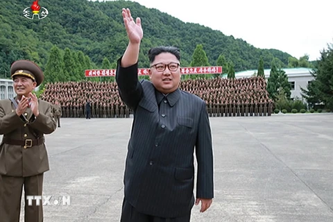 Nhà lãnh đạo Triều Tiên Kim Jong-un trong chuyến thăm một đơn vị quân đội ngày 14/8 vừa qua. (Ảnh: Yonhap/TTXVN)