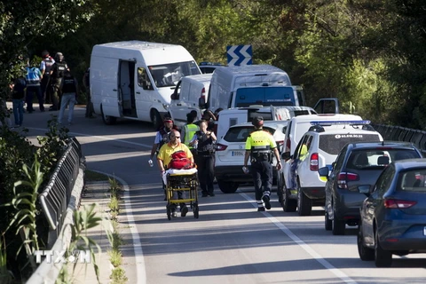 Cảnh sát vùng Catalonia trong chiến dịch điều tra các nghi phạm gây ra vụ tấn công khủng bố ở Barcelona ngày 21/8 vừa qua. (Ảnh: EPA/TTXVN)