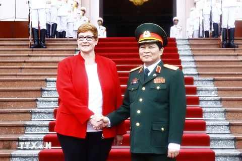Đại tướng Ngô Xuân Lịch, Bộ trưởng Bộ Quốc phòng và Thượng Nghị sĩ Marise Payne, Bộ trưởng Bộ Quốc phòng Australia tại lễ đón. (Ảnh: An Đăng/TTXVN)