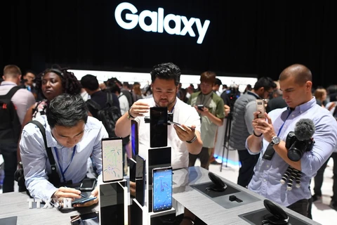 Khách hàng thử nghiệm điện thoại Galaxy Note 8 của Samsung tại New York, Mỹ ngày 23/8 vừa qua. (Ảnh: AFP/TTXVN)