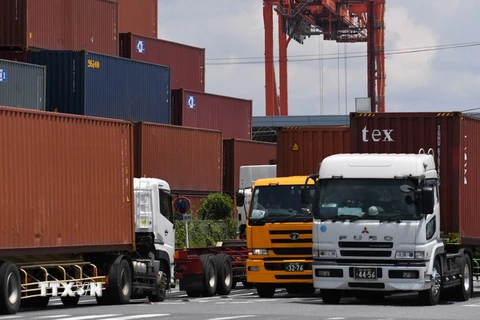 Vận chuyển hàng hóa tại cảng ở Tokyo, Nhật Bản ngày 18/5 vừa qua. (Ảnh: AFP/TTXVN)