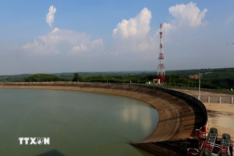 Một góc đập và hồ phụ công trình thủy điện Trị An. (Ảnh: Ngọc Hà/TTXVN)