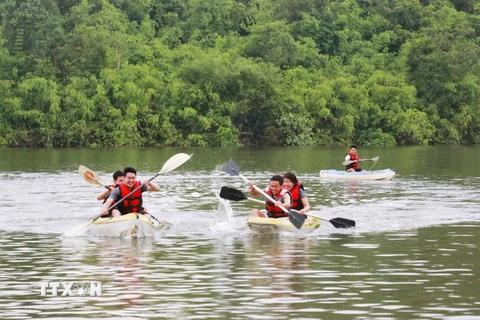 Tour du lịch mạo hiểm chèo thuyền kayak vượt sông - một trong những nội dung được cấp phép cho các công ty du lịch tại Lâm Đồng. (Ảnh: Nguyễn Dũng/TTXVN)
