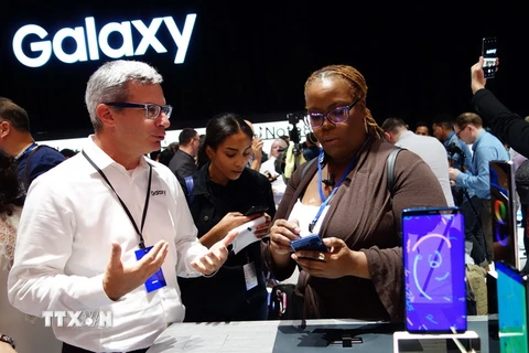 Khách hàng thử nghiệm điện thoại Galaxy Note 8 của Samsung tại New York, Mỹ ngày 23/8 vừa qua. (Ảnh: AFP/TTXVN)