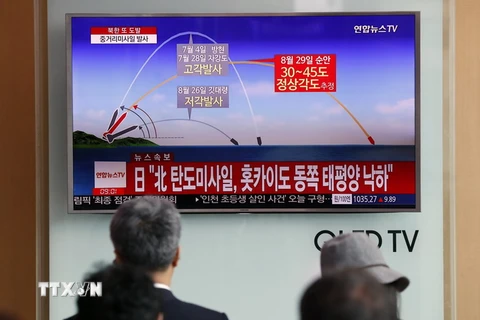 Người dân theo dõi bản tin về vụ phóng tên lửa của Triều Tiên tại nhà ga ở Seoul, Hàn Quốc ngày 29/8 vừa qua. (Ảnh: EPA/TTXVN)