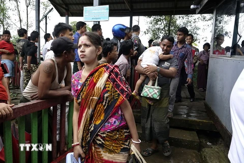 Người dân sơ tán khỏi khu vực xảy ra xung đột bạo lực ở bang Rakhine ngày 30/8 vừa qua. (Ảnh: EPA/TTXVN)