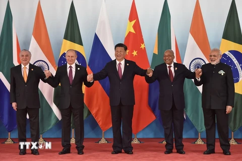 Các nhà lãnh đạo BRICS tại thành phố Hạ Môn của Trung Quốc. (Ảnh: AFP/TTXVN)