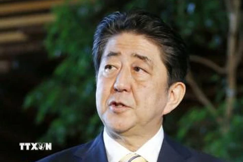 Thủ tướng Nhật Bản Shinzo Abe phát biểu với báo giới ở Tokyo trước khi tới Nga dự Diễn đàn kinh tế phương Đông ngày 6/9. (Ảnh: Kyodo/TTXVN)