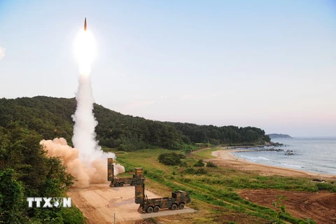 Quân đội Hàn Quốc bắn tên lửa Hyunmoo-2 trong một cuộc tập trận. (Ảnh: EPA/TTXVN)