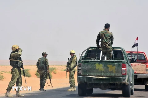 Quân đội Syria trong chiến dịch truy quét IS ở tỉnh Deir Ezzor. (Ảnh: AFP/TTXVN)