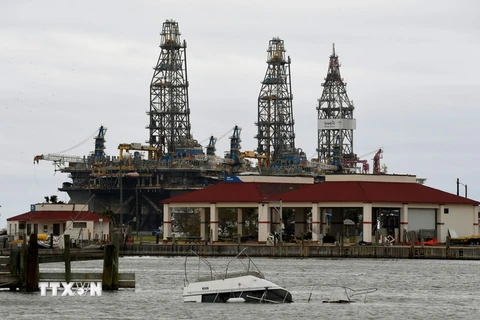 Một nhà máy lọc dầu ngập trong nước lũ sau bão Harvey tại Port Aransas, bang Texas, Mỹ ngày 27/8 vừa qua. (Ảnh: AFP/TTXVN)