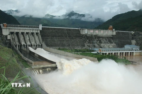  Thủy điện Sơn La tiến hành mở cửa xả đáy trong mùa mưa lũ năm nay. (Ảnh: Nguyễn Chiến/TTXVN)