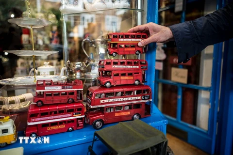 Hàng hóa được bày bán tại một khu chợ ở quận Notting Hill, London ngày 8/8 vừa qua. (Ảnh: AFP/TTXVN)