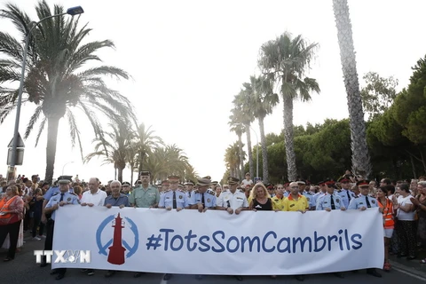 Người dân tham gia tuần hành phản đối khủng bố tại Cambrills, Tây Ban Nha ngày 25/8 vừa qua. (Ảnh: AFP/TTXVN)
