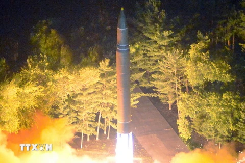 Tên lửa đạn đạo xuyên lục địa Hwasong-14 của Triều Tiên được phóng tại một địa điểm bí mật ngày 28/7 vừa qua. (Ảnh: EPA/TTXVN)