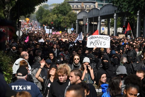 Người lao động biểu tình phản đối cải cách luật lao động ở Paris, Pháp ngày 12/9. (Ảnh: AFP/TTXVN)