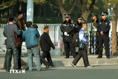 Cảnh sát tại lối vào Quảng trường Thiên An Môn ở Bắc Kinh. (Ảnh: AFP/TTXVN)
