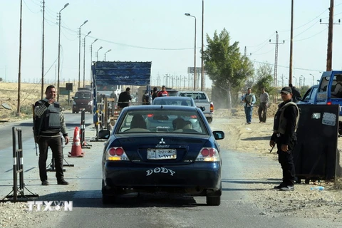 Cảnh sát Ai Cập kiểm tra an ninh tại Bắc Sinai. (Ảnh: AFP/TTXVN)