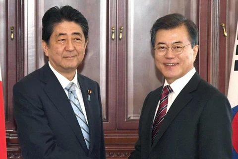 Thủ tướng Nhật Bản Shinzo Abe và Tổng thống Hàn Quốc Moon Jae-in. (Nguồn: japantimes)