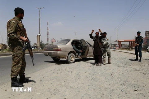 Cảnh sát Afghanistan kiểm tra an ninh tại một chốt kiểm soát ở Ghazni. (Ảnh: THX/TTXVN)