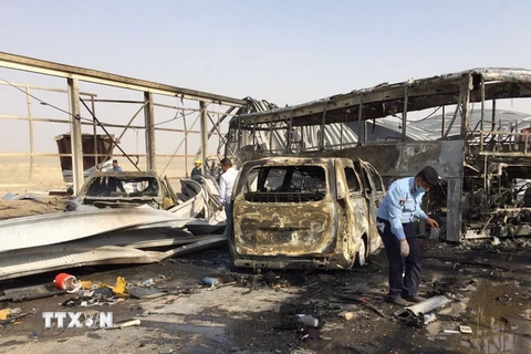 Lực lượng an ninh điều tra tại hiện trường vụ nổ bom ở Nasriyah ngày 14/9. (Ảnh: THX/TTXVN)