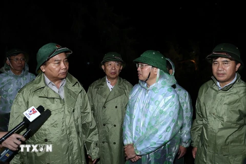 Thủ tướng Nguyễn Xuân Phúc đi kiểm tra công tác khắc phục hậu quả cơn bão số 10. (Ảnh: Thống Nhấ/TTXVN)
