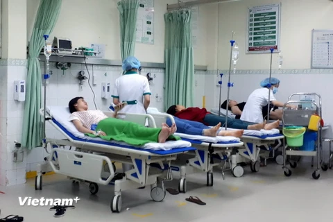 Các bệnh nhân đang được đưa vào cấp cứu trong đêm 14/9. (Ảnh: Trần Lâm/Vietnam+)