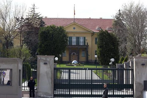 Các quan chức an ninh Thổ Nhĩ Kỳ đứng ở lối vào đại sứ quán Đức tại Ankara. (Nguồn: AP)
