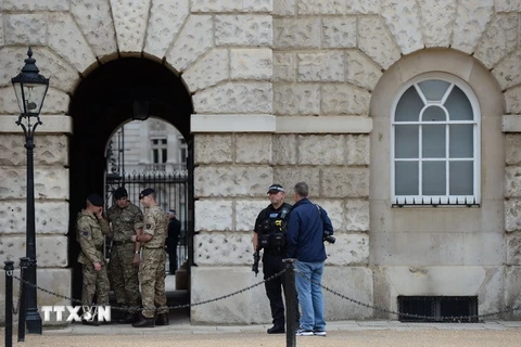 Cảnh sát Anh tăng cường tuần tra tại thủ đô London sau vụ đánh bom. (Ảnh: AFP/TTXVN)