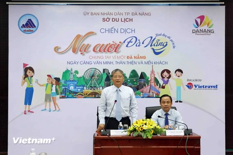 Ông Nguyễn Ngọc Tuấn, Phó Chủ tịch Ủy ban Nhân dân thành phố Đà Nẵng phát biểu phát động chiến dịch “Nụ cười Đà Nẵng.” (Ảnh: Trần Lê Lâm/Vietnam+)