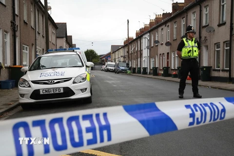 Cảnh sát tuần tra tại khu vực Newport ở Wales, nơi ba nghi phạm từng bị bắt trước đó. (Ảnh: AFP/TTXVN)