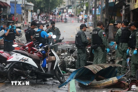 Lực lượng rà phá bom điều tra tại hiện trường một vụ đánh bom ở tỉnh Yala, Thái Lan. (Ảnh: AFP/TTXVN)
