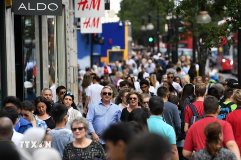 Người dân và khách du lịch mua sắm trên phố Oxford ở thủ đô London. (Ảnh: EPATXVN)