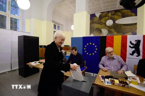 Cử tri Đức bỏ phiếu tại một địa điểm bầu cử ở Berlin ngày 24/9. (Ảnh: AFP/TTXVN)