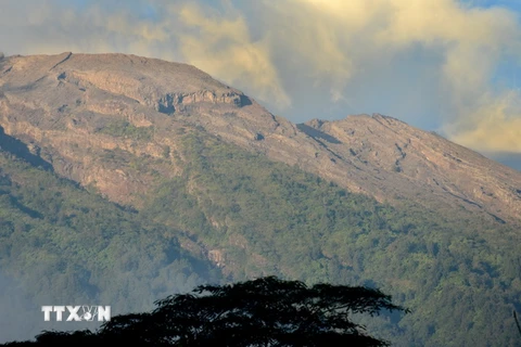 Núi Agung trên đảo Bali nhả khói và phun tro bụi ngày 21/9 vừa qua. (Ảnh: AFP/TTXVN)