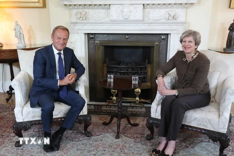 Thủ tướng Anh Theresa May (ảnh, phải) đã có cuộc hội đàm với Chủ tịch Hội đồng châu Âu Donald Tusk (ảnh, trái) tại Phủ Thủ tướng ở London. (Ảnh: AFP/TTXVN)
