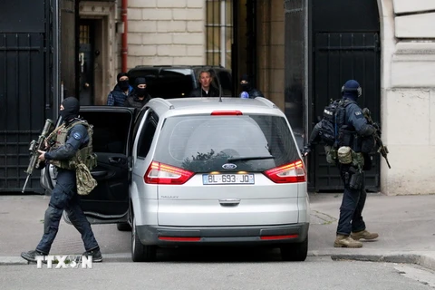 Cảnh sát đặc nhiệm Pháp tham gia dẫn độ Salah Abdeslam tới tòa án ở Paris. (Ảnh: AFP/TTXVN)