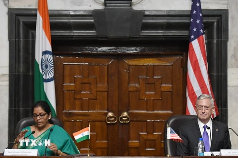 Bộ trưởng Quốc phòng Mỹ James Mattis (phải) và người đồng cấp Ấn Độ Nirmala Sitharaman tại cuộc họp báo ở New Delhi ngày 26/9. (Ảnh: AFP/TTXVN)