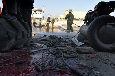 Hiện trường một vụ tấn công liều chết bằng bom xe gần sân bay Kabul. (Ảnh: AFP/TTXVN)