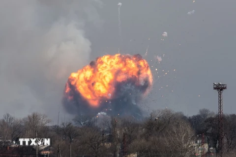 Khói bốc đen đặc tại hiện trường vụ nổ kho vũ khí ở Balakiya ngày 23/3 vừa qua. (Ảnh: EPA/TTXVN)