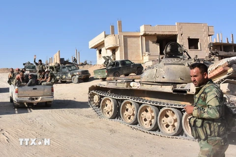 Lực lượng quân đội Syria trong chiến dịch truy quét IS ở Bughayliyah, ngoại ô Deir Ezzor. (Ảnh: AFP/TTXVN)